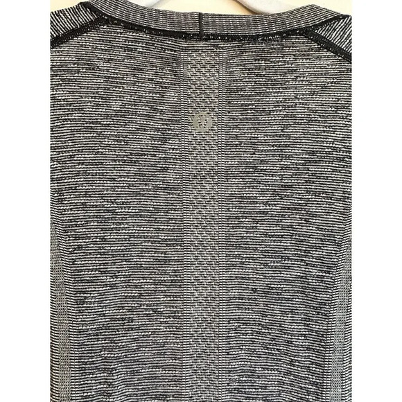 Lululemon Swiftly Tech Shirt Sleeve 2.0 Slim Fit Hip Length Black & White Size 6 - Picture 3 of 4